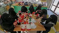 Sambut Natal, Wanita di Gaza membuat boneka Sinterklas. Dok: AFP