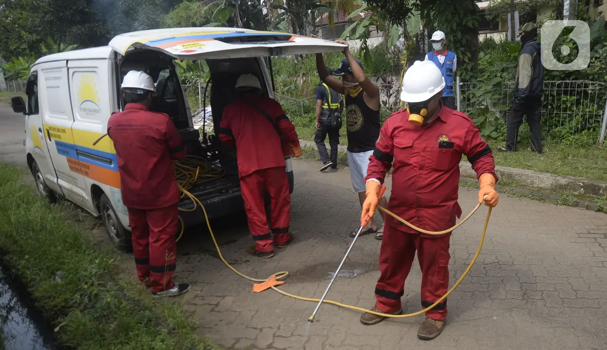 Petugas bersiap menyemprotkan cairan disinfektan di Perumahan Bukit Nusa Indah, Tangerang Selatan, Banten, Kamis (26/3/2020). Penyemprotan dilakukan untuk mengantisipasi penyebaran virus corona COVID-19 serta menyosialisasikan imbauan agar warga tetap di rumah. (merdeka.com/Dwi Narwoko)