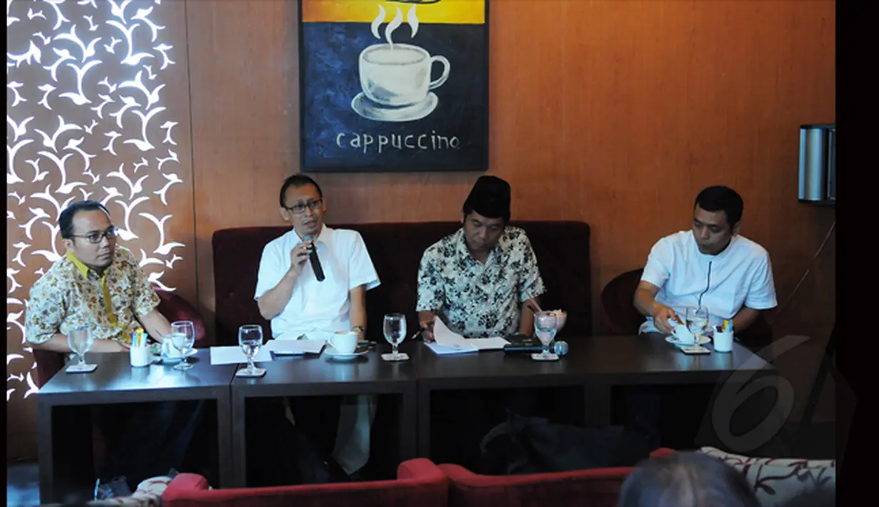 Gerakan Dekrit Rakyat Indonesia (GDRI) gelar diskusi bertajuk 'Pak Jokowi, Rakyat Bersamamu Jika..' , Jakarta, Sabtu (17/1/2015). (Liputan6.com/Faisal R Syam)