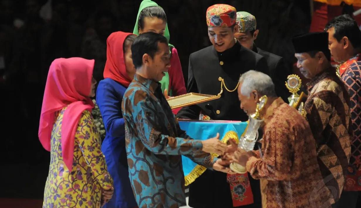 Di acara tersebut, Jokowi memberikan piagam penghargaan kepada para pemenang evaluasi kinerja RT, RW, dan kelurahan berprestasi 2014, Jakarta, (16/10/14). (Liputan6.com/Herman Zakharia)