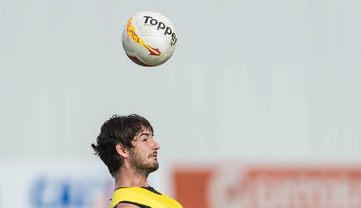 Kembali ke tanah kelahiran membuat Alexandre Pato seakan lahir kembali. (AFP/Yasuyoshi Chiba)