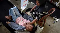 Hingga Selasa (23/9/2025), jumlah korban mencapai lebih dari 300 siswa yang tersebar di beberapa fasilitas kesehatan dengan kondisi beragam. (Timur Matahari/AFP)