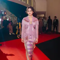 Tissa Biani tampil luar biasa dalam balutan kebaya modern berwarna ungu muda. Kebaya yang dikenakan Tissa memiliki detail rumbai-rumbai yang manis, dipadukannya dengan kain batik bernuansa ungu yang serasi, dari bahan satin. [Foto: Instagram/fadlan_indonesia]