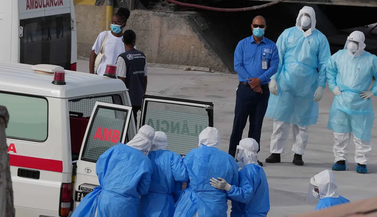 Proses evakuasi terjadi setelah kapal pesiar MV Hondius tertahan selama beberapa hari karena wabah virus langka yang menyebabkan tiga penumpang meninggal dunia. Tampak dalam foto, petugas kesehatan dengan perlengkapan pelindung mengevakuasi pasien dari kapal pesiar MV Hondius ke dalam ambulans di pelabuhan Praia, Tanjung Verde, Rabu 6 Mei 2026. (AP Photo/Misper Apawu)