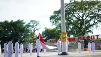 Puncak perayaan ke-209 Hari Jadi Garut diselimuti insiden kecil setelah tali pengait bendera merah putih terputus, sehingga mengganggu penarikan bendera oleh petugas Paskibraka Kabupaten Garut, Jawa Barat.  (liputan6.com/Jayadi Supriadin)