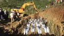Pemakaman massal korban banjir bandang di Sentani, Kabupaten Jayapura, Papua, Rabu (27/3). Prosesi pemakaman dihadiri oleh sejumlah pejabat dan tokoh masyarakat di Provinsi Papua.  (NETHY DHARMA SOMBA/AFP)