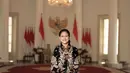 Kebaya panjang velvet warna hitam yang dihiasi bordiran emas membuat penampilan Ibu Negara Iriana Jokowi semakin elegan nan mewah. Apalagi ditambah aksesori yang disematkan di dada. [@doleytobing]