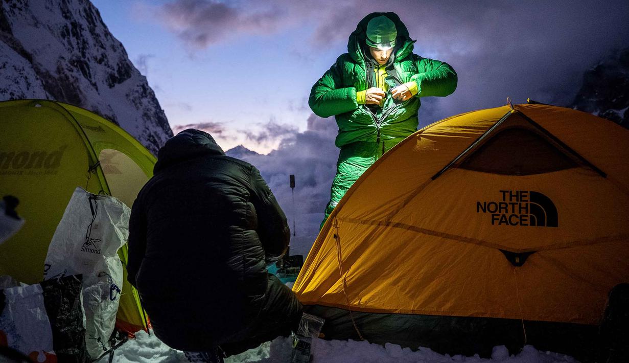 Untuk diketahui, puncak Jannu East dikenal sebagai salah satu pendakian paling menantang di Himalaya. Dalam foto yang diambil pada 12 Oktober 2025 ini, pendaki gunung Prancis Benjamin Vedrines (kanan) dan Nicolas Jean berkemah dalam perjalanan menuju puncak Jannu East, pendakian pertama ke puncak setinggi 7.468 meter di Nepal. (Quentin DEGRENNE/AFP)