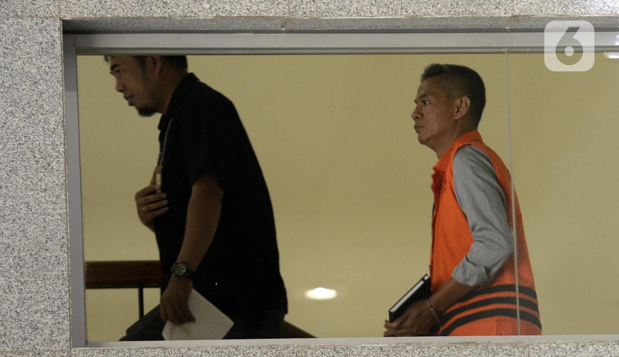 Mantan Komisioner KPU Wahyu Setiawan (kanan) bersiap menjalani pemeriksaan lanjutan penyidik di Gedung KPK, Jakarta, Selasa (17/3/2020). Wahyu Setiawan diperiksa sebagai tersangka terkait kasus dugaan penerimaan hadiah atau janji penetapan anggota DPR Terpilih 2019-2024. (merdeka.com/Dwi Narwoko)