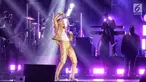 Penyanyi Celine Dion menghibur penonton saat konser tunggal di Sentul, Bogor, Sabtu (7/7). Konser bertajuk "Celine Dion Live Tour 2018 in Jakarta" membawakan 17 lagu. (Liputan6.com/Faizal Fanani)