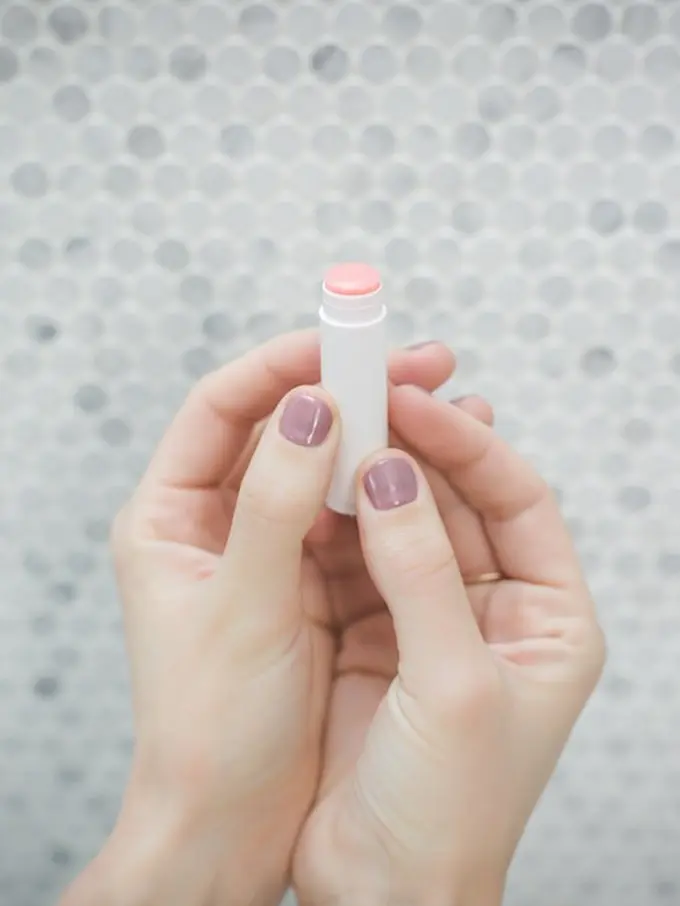 Pentingnya Memakai Pelembab Bibir Sebelum Tidur