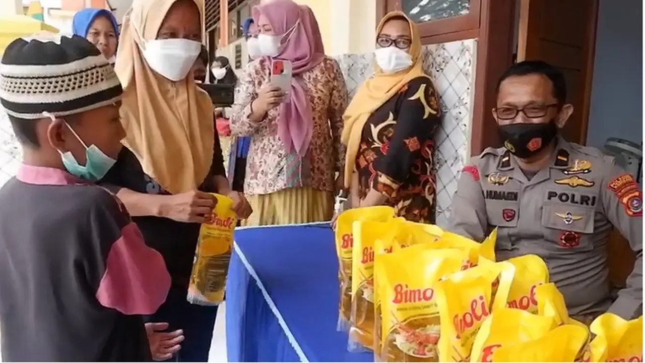 Emak-emak di Kota Kendari, berebut vaksinasi usai polisi memberikan minyak goreng gratis.(Liputan6.com/Ahmad Akbar Fua)