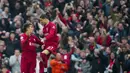 Selebrasi striker Liverpool, Roberto Firmino (kiri) bersama rekannya Darwin Nunez setelah mencetak gol penyeimbang 2-2 ke gawang Arsenal pada laga lanjutan pekan ke-30 Liga Inggris 2022/2023 di Anfield Stadium, Liverpool, Minggu (9/4/2023) malam WIB. (AP Photo/Jon Super)