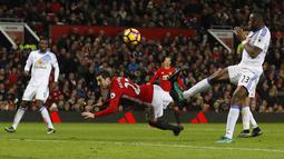  Gaya unik Henrikh Mkhitaryan mencetak gol ke gawang Sunderland pada lanjutan Premier League di Old Trafford Stadium, (26/12/2016). (Reuters/Phil Noble)