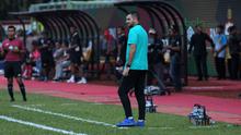 Pelatih Bhayangkara FC, Simon McMenemy saat melawan PS Tira pada lanjutan Liga 1 2018 di Stadion PTIK, Jakarta, Jumat (4/5/2018). Bhayangkara menang 4-2.  (Bola.com/Nick Hanoatubun)