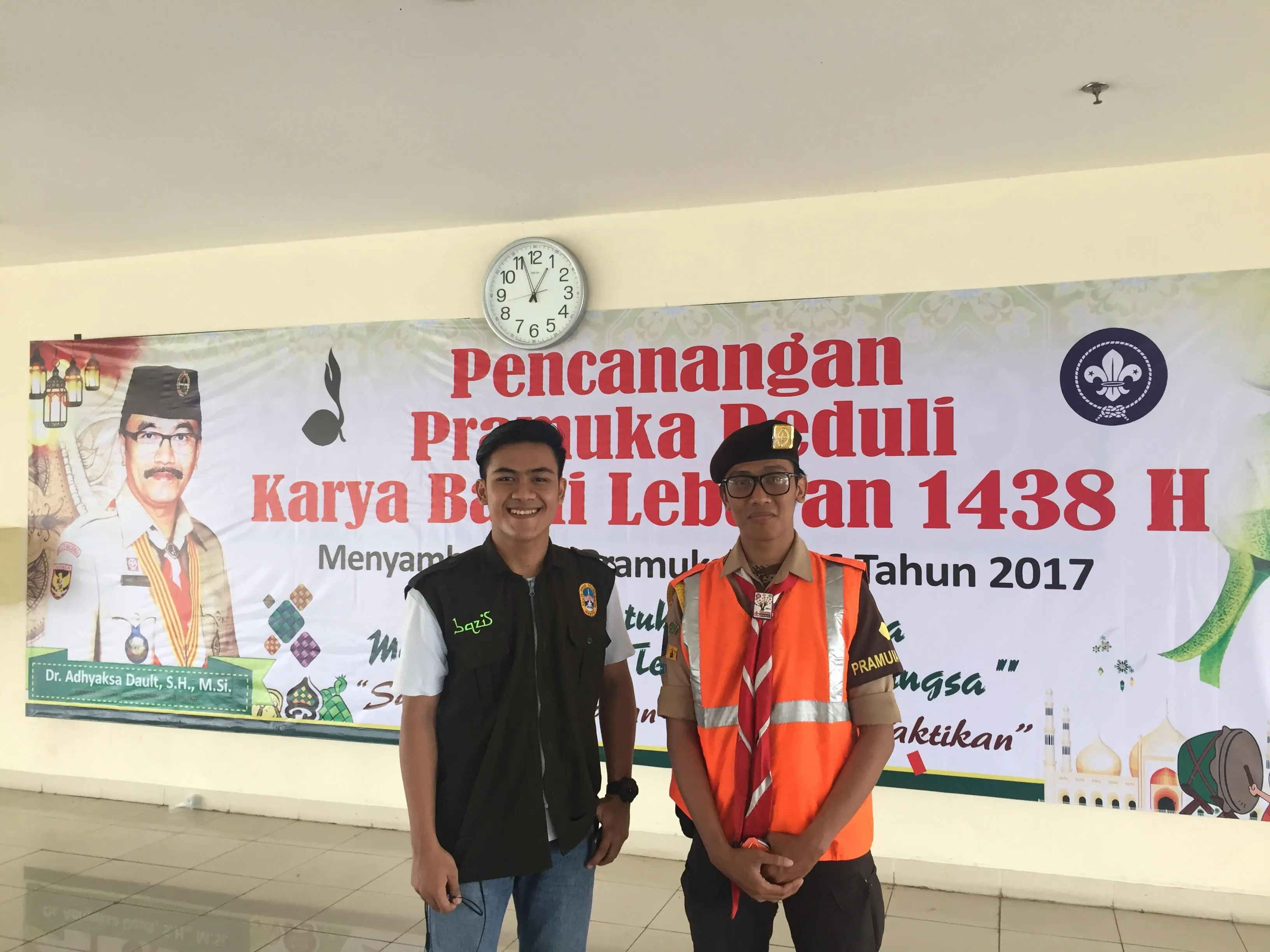 Anggota Pramuka membantu pemudik di Terminal Pulo Gebang, Jakarta Timur (Liputan6.com/ Muhammad Radityo Priyasmoro)