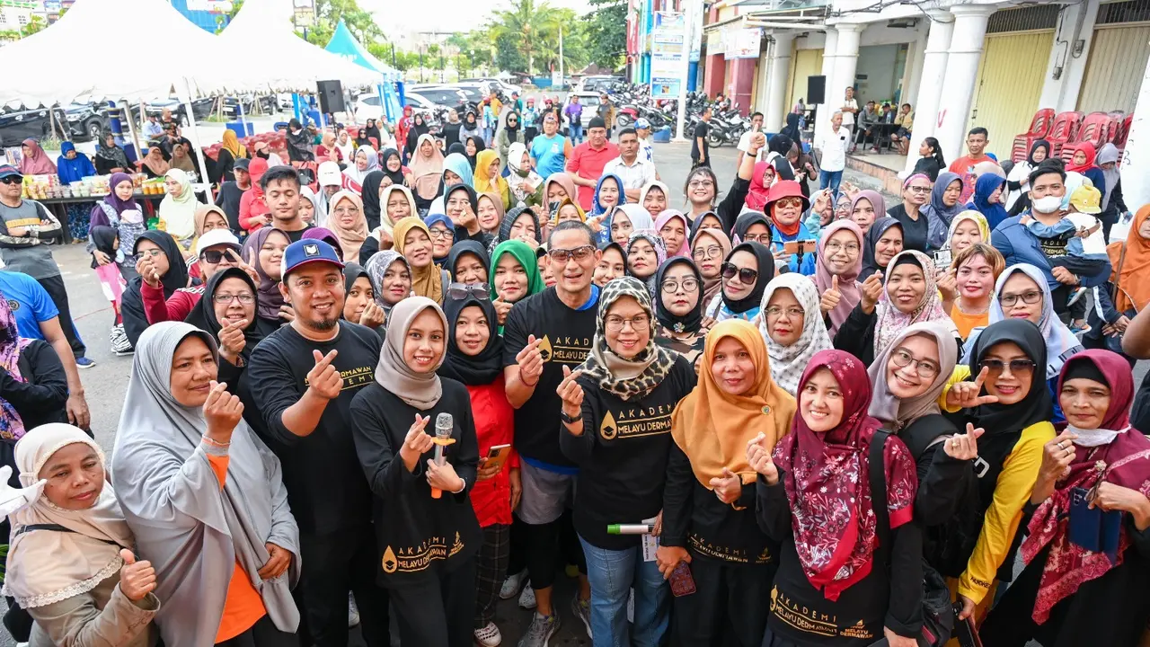Menteri Pariwisata dan Ekonomi Kreatif (Menparekraf) Sandiaga Salahuddin Uno Menggelar bazar sembako murah di Batam.