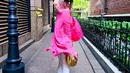 2. Gayanya disempurnakan dengan heels warna emas dan tas Bottega Veneta Mini Jodie  warna emas. Dilansir dari situs resminya, tas tersebut ditaksir sekitar Rp37,2 juta. (Instagram/princessyahrini).