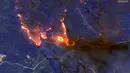 Citra satelit dengan gelombang pendek inframerah menunjukkan kebakaran hutan di sebelah timur Orbost, Australia pada Sabtu (4/1/2020). Langit berubah menjadi hitam dan abu turun saat api berkobar di seluruh Australia bagian tenggara. (HO / Satellite image ©2020 Maxar Technologies / AFP)
