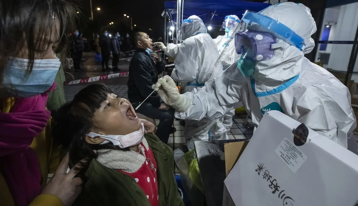 Seorang anak perempuan menjalani tes asam nukleat di Kawasan Industri Modern Chengdu, China (11/12/2020). Kota Chengdu di China memulai pengujian asam nukleat, menyediakan tes gratis untuk semua penduduk di Distrik Pidu, yang melaporkan sejumlah kasus baru COVID-19 sejak pekan ini. (Xinhua)
