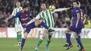 Gelandang Barcelona, Lionel Messi, berebut bola dengan gelandang Real Betis, Fabian, pada laga La Liga Spanyol di Stadion Benito Vilamarin, Sevilla, Minggu (21/1/2018). Betis kalah 0-5 dari Barcelona. (AP/Miguel Morenatti)