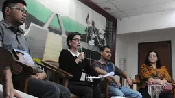 Suami korban malapraktik, Moza Mahendrawika (kiri) dan Pengacara Publik YLBHI, Wahyu Nandang (kedua dari kanan) didampingi Rieke Diah Pitaloka saat konferensi pers di Gedung DPR RI, Jakarta, Senin (24/11/2014). (Liputan6.com/Andrian M Tunay)