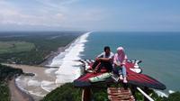 Menguji adrenalin dengan janji romantis di Bukit Hud, Kebumen. (Foto: Liputan6.com/Muhamad Ridlo).