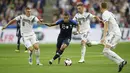 Di usia yang masih sangat muda saat itu, ia sudah mendapat kepercayaan Didier Deschamps untuk mengisi slot di lini depan Timnas Prancis. (AP/Christophe Ena)