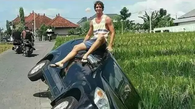 8 Potret Tingkah Kocak Bule saat Liburan di Indonesia Ini Viral