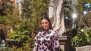 Julie Estelle terlihat mengenakan gaun keluaran Kate Spade dengan balutan gaun sutra midi dengan sentuhan motif hati. (Liputan6.com/IG/@julstelle)