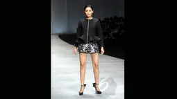 Model memperagakan koleksi terbaru dari desainer Peggy Hartanto yang bertajuk 'Curve' pada ajang Indonesia Fashion Week 2015 di JCC Senayan, Jakarta, Minggu (1/3). (Liputan6.com/Panji Diksana)