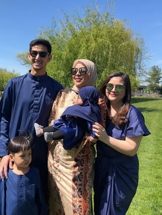 Lebaran di Amerika, Tasya, suami, dan kedua anaknya tampil serasi dengan busana warna navy. Ibu mertua mengenakan terusan coklat yang serasi dengan kerudungnya. [@randibachtiar]