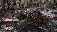 Barang-barang di salah satu rumah warga Rohingya yang hangus terbakar di Desa Shwe Zarr, Rakhine, Myanmar (6/9). Setidaknya ada 17 desa dan 2.600 rumah muslim Rohingya di Rakhine hangus terbakar. (AFP Photo/Str)