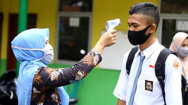 Siswa SMK Komputama Jeruklegi, Cilacap, Jawa Tengah, berangkat sekolah khusus praktikum. (Foto: Liputan6.com/Muhamad Ridlo)