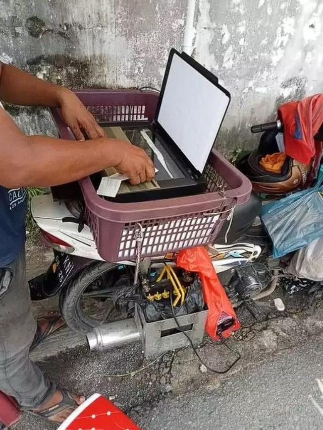 10 Potret Nyeleneh Pedagang Pakai Alat Tak Biasa Waktu Jualan Ini Bikin Heran