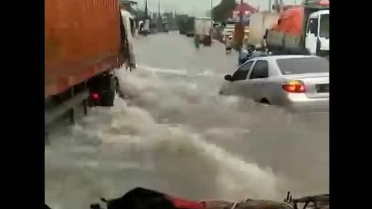 Pengemudi truk ini menyebabkan mobil sedan mati di tengah banjir (FB Motuba)