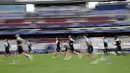 <p>Para pemain Inter Milan berlari saat menjalani sesi latihan di Ataturk Olympic Stadium, Istanbul, Turki, Jumat (9/6/2023). Manchester City dan Inter Milan sedang melakukan persiapan terakhir jelang laga final Liga Champions. (AP Photo/Antonio Calanni)</p>