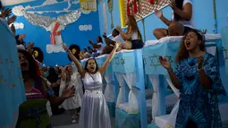Narapidana perempuan mengenakan kostum dalam acara tahunan menjelang  natal di Penjara Nelson Hungria, Rio de Janeiro, Kamis (13/12). Para tahanan juga menyanyikan lagu religi dan memainkan drama perjalanan hidup Yesus. (AP/Silvia Izquierdo)