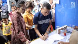 Pendangdut Ayu Ting Ting bersama sang ayah, Abdul Rozak mendaftar kehadirannya pada Pilkada Serentak 2018 di TPS 5, Sukma Jaya, Depok, Rabu (27/6). Kota Depok bersiap menentukan gubernur Jawa Barat untuk 5 tahun mendatang. (Liputan6.com/Faizal Fanani)