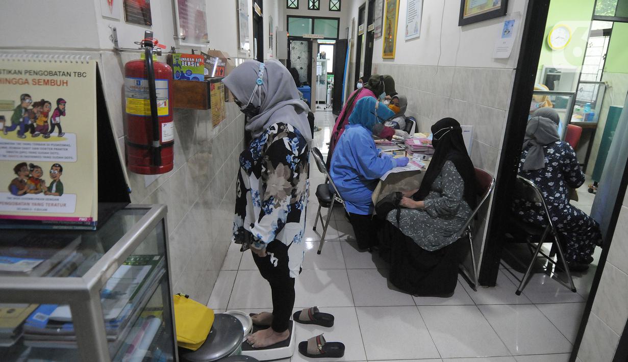 Petugas memeriksa kesehatan ibu hamil sebelum menerima vaksin covid-19 Sinovac kepada ibu hamil di Puskesmas Jagakarsa II, Jakarta Selatan, Kamis (19/08/2021). Sudah dari pekan lalu sejumlah Puskesmas di DKI membuka vaksinasi covid-19 bagi ibu hamil. (merdeka.com/Arie Basuki)