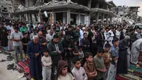 Warga Gaza Laksanakan Salat Idul Adha di Antara Sisa-sisa Reruntuhan