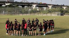 Pelatih Timnas Indonesia, Satoru Mochizuki memimpin latihan persiapan jelang laga Kualifikasi Piala Asia 2026 yang berlangsung di lapangan latih Jakarta International Stadium (JIS), Jakrata Utara, Jumat (20/06/2025). (Bola.com/Bagaskara Lazuardi)