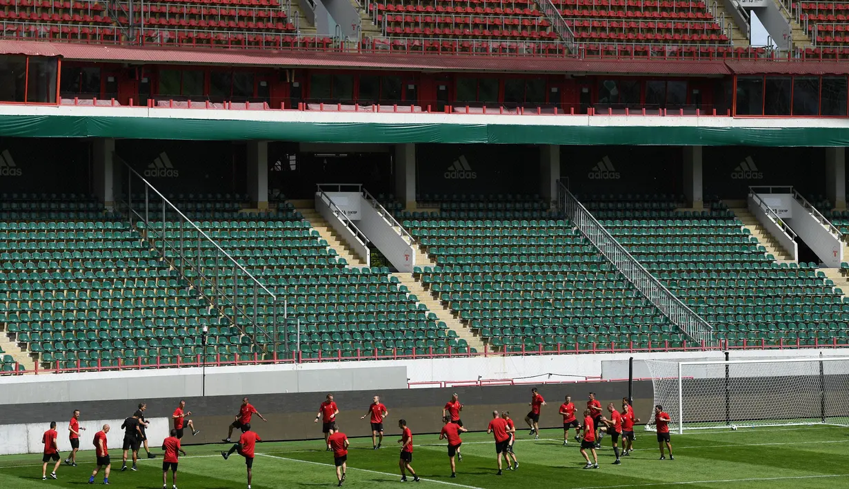 Para wasit melakukan pemanasan saat menjalani sesi latihan di Moskow, Rusia, Selasa (11/6). Persiapan dilakukan para wasit untuk menjaga kebugaran saat pertandingan turnamen Piala Dunia 2018 Rusia. (AFP Photo/Kirill Kudryavtsev)