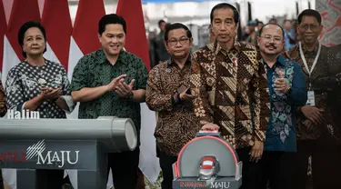 Presiden Joko Widodo atau Jokowi (ketiga kanan) meresmikan operasional Kereta Cepat Jakarta-Bandung 'Whoosh' di Stasiun Halim, Jakarta, Senin (2/10/2023). (Yasuyoshi CHIBA / AFP)