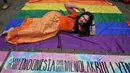 Puluhan transgender menggelar peringatan Transgender Day of Remembrance di Taman Suropati, Jakarta, Minggu (22/11). Kegiatan ini untuk mengenang transgender yang terbunuh akibat kebencian terhadap orang-orang transgender. (Liputan6.com/Gempur M Surya)