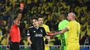 Wasit Jose Maria Sanchez (kiri) memberikan kartu merah kepada pemain Nantes Nicolas Pallois (kanan)  dalam laga leg kedua play-off babak Liga Europa 2022/2023 yang berlangsung di Stade de la Beaujoire, Jumat (24/2/2023). (AFP/Sebastien Salom-Gomis)