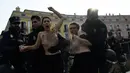 Aktivis Femen saat melakukan aksi telanjang dada memprotes penggalian makam diktator Spanyol Francisco Franco selama pertemuan tahunan di Madrid, Spanyol (24/11/2019). Aksi ini sekaligus memperingati kematian ke-44 Francisco Franco. (AFP/Oscar Del Pozo)