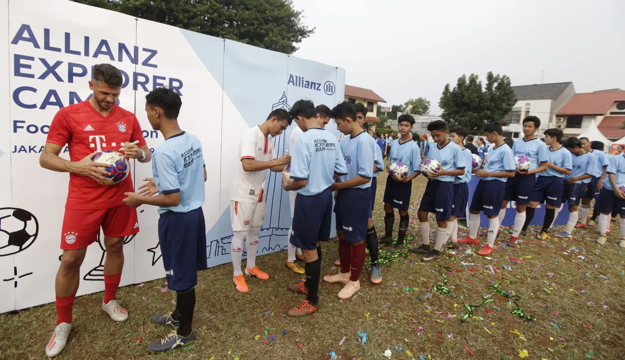 Legenda Bayern Munchen, Martin Demichelis, memberikan coaching clinic kepada pesepak bola muda di Lapangan PSPT Tebet, Jakarta, Minggu (23/6). Acara ini merupakan rangkaian Allianz Explorer Camp 2019. (Bola.com/Vitalis Yogi Trisna)