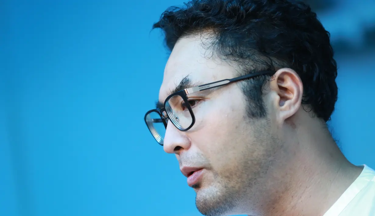 "Sebenarnya pengin, tapi pikir-pikir lagi. Double nih haha. Mengurangi iya, tapi tidak total, jadi tetap beraktivitas juga," ujar Surya Saputra di kawasan Tendean, Jakarta, beberapa waktu lalu seperti dilansir dari Liputan6. (Adrian Putra/Bintang.com)