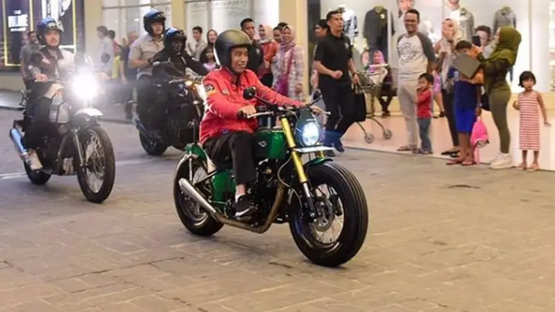 Lihat Gaya Jokowi dan Sang Anak Motoran (Instagram @jokowi)